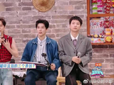 关晓彤戴头套变显眼包，与范丞丞互怼，逗笑全场观众