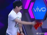 这样的刘昊然见过吗？台上大秀舞蹈，笑疯了