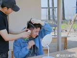 王一珩是真的虎啊，理发不做防护，全弄到衣服里了！