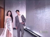 内场红毯第一美！王楚然主动拉丞磊的手，掀开裙摆大长腿都在发光