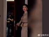 网友为何将朱珠在直播中的表现戏称为“工伤级表情管理”？