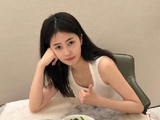 在复杂的娱乐圈环境中，白鹿和助理如何保持十年纯真友谊？