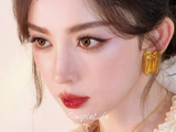 娜扎雀斑妆演绎亚裔贵气，慵懒眼神魅惑拉满