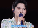 周深的音乐作品中是如何体现对母亲的理解和情感的？