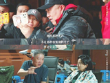 导演张永新在《八千里路云和月》中运用了哪些独特的视听艺术手法？