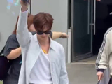 被何与可爱到！举着发光扇认真宣传新剧，百花杀剧组也太会玩了！