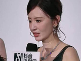 张萌新剧零招商直播落泪，红毯肩带两度断裂引热议
