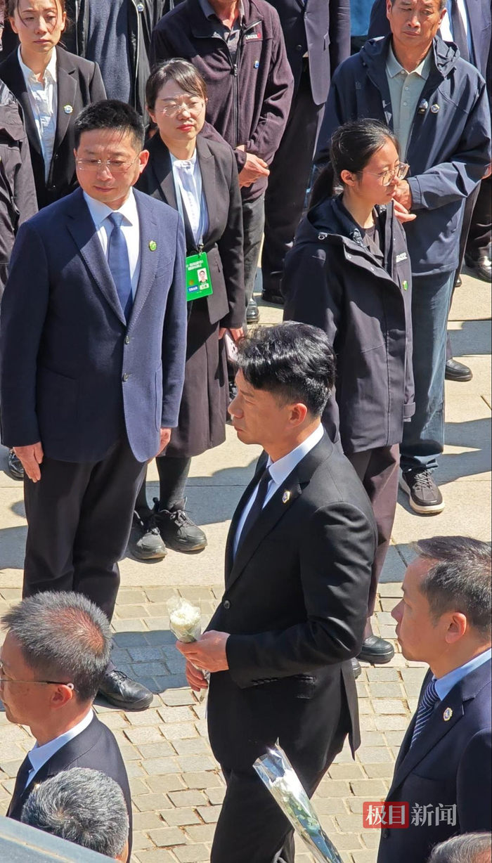 段奕宏现身烈士遗骸安葬仪式