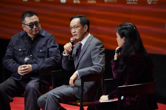 《哗变》主演冯远征（中）、王刚（左）在映后谈环节与观众交流。北京日报客户端记者 方非摄