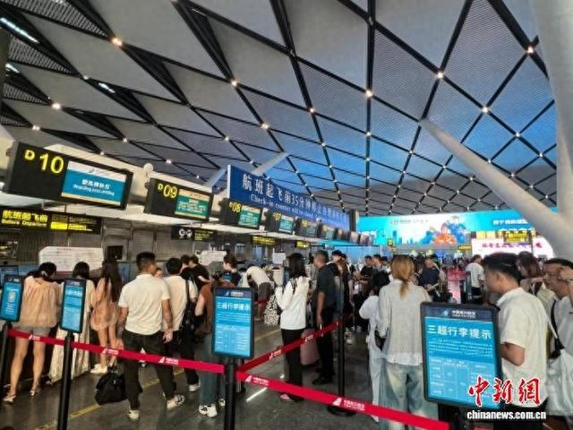 资料图为旅客排队办理登机牌。南航广西分公司供图