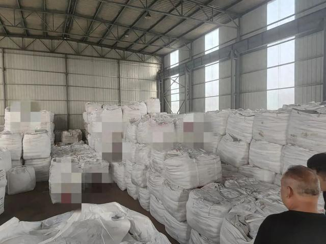 邯郸仓库内存放的引流砂（警方供图）