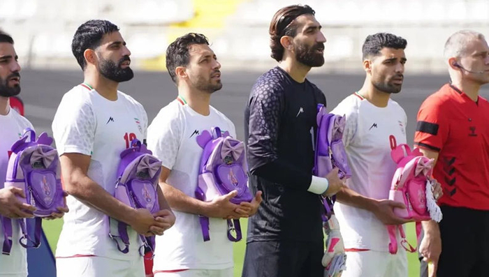 　　2026年3月27日，在土耳其安塔利亚对阵尼日利亚的比赛中，为了纪念在小学致命导弹袭击中的受害者，伊朗国家队球员拿着小书包。