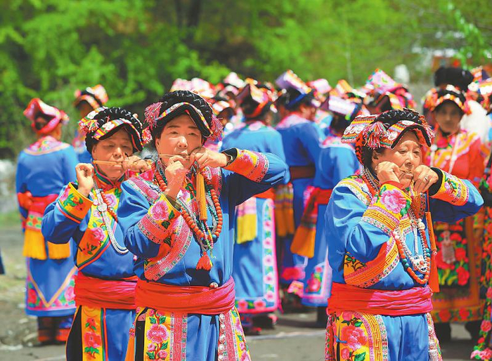 4月21日，茂县举办首届“巴壤古歌”非遗民俗文化活动。图为羌族妇女表演口弦弹奏。　　何清海 摄（C视觉）