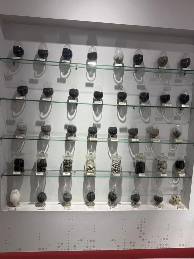 赵奎所在集团摆放的各种保护渣、覆盖剂等样本（刘保奇 摄）