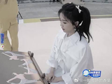 白鹿描述动作，范丞丞这姿势绝了，真怕口水掉张凌赫嘴里