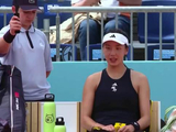 王欣瑜郑赛赛局间暗语交流，马德里赛首战出局