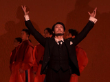 舞剧《大染坊》的谢幕环节，演员杨思宇为何要当众脱下和服？