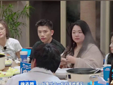 每次看沈月说话都觉得很舒服，温柔又清醒，对生活对自己都有着很通透的理解