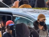 白鹿和李昀锐在春晚彩排期间的互动细节是怎样的？
