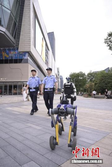 民辅警和机器人、机器狗在杭州市滨江区一起巡逻。杭州市公安局 供图
