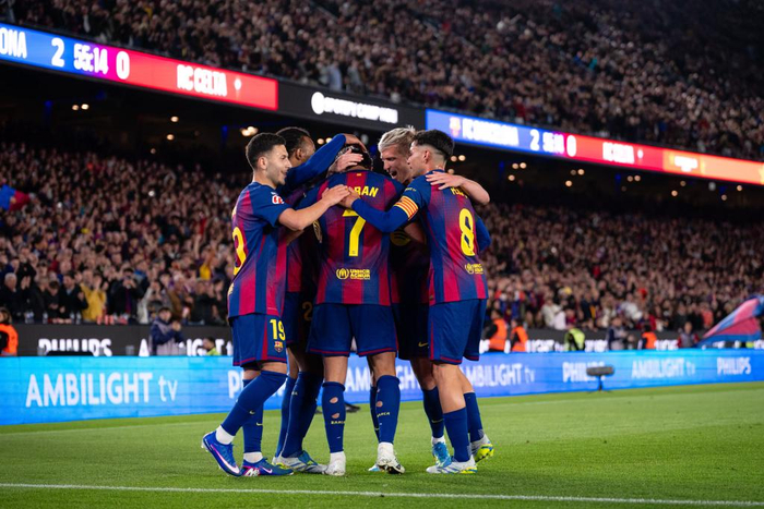 4月22日，巴塞罗那队球员在比赛中庆祝进球。新华社发（胡安·戈萨摄）