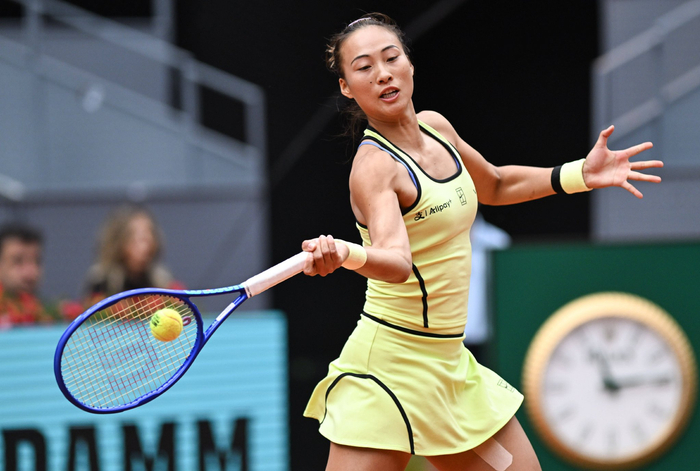 4月24日，郑钦文在比赛中回球。 新华社记者 程敏 摄