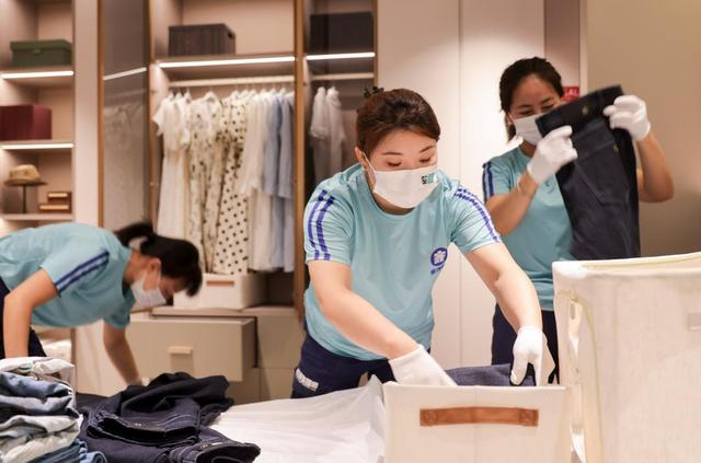 整理收纳师在客户家中整理衣物。新华社记者刘续 摄