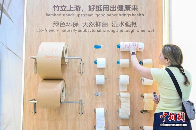 图为境外采购商在竹木家居用品专区挑选产品。中新社记者 陈骥旻 摄 