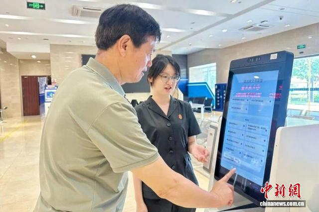 群众在宁波市海曙区使用“要素式起诉状生成”智能柜。宁波市中级人民法院 供图