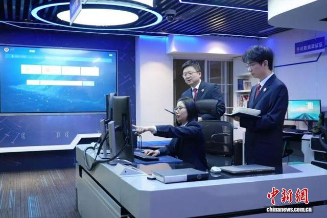杭州市某检察官和技术人员依托电子数据平台，对案件关键信息进行分析研判。杭州市人民检察院 供图
