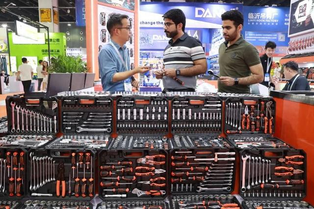 4月20日，浙江义乌，外商在第10届中国义乌国际五金电器博览会上采购五金工具产品。潘秋亚摄