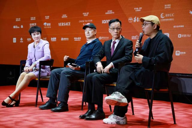 《正红旗下》导演闫锐（右一）分享拍摄故事。北京日报客户端记者 方非摄