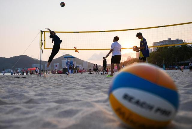 4月14日，三亚市业余体校沙滩排球队的学生在磨练中。新华社记者 胡星宇 摄