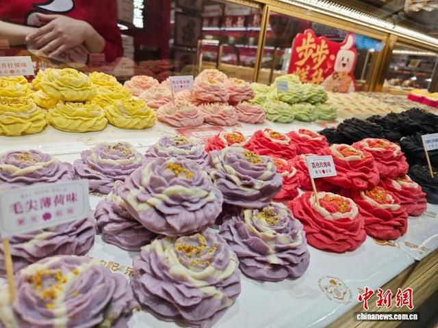 图为口味和造型焕新的老字号糕点。张楠 摄