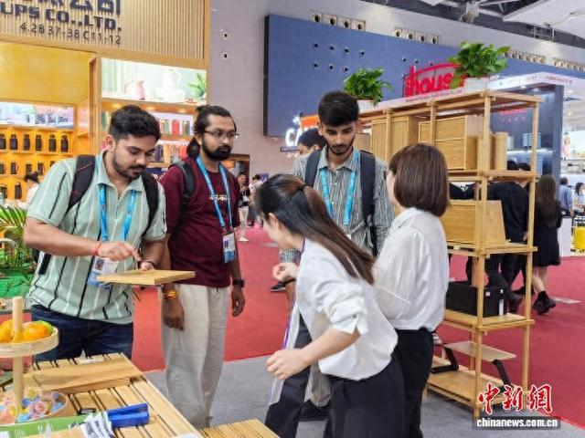 4月23日，第139届广交会第二期在广州举办，中国竹产品吸引采购商。 中新社记者 张璐 摄