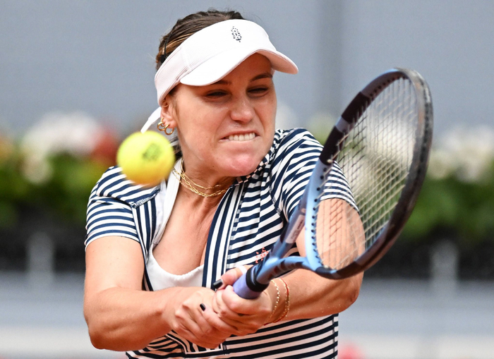 4月24日，肯宁在比赛中回球。 新华社记者 程敏 摄