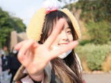 欧阳娜娜晒迪士尼写真 穿百褶裙元气满满