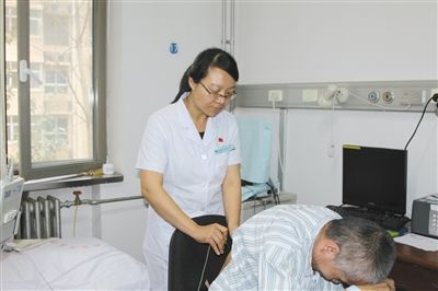 张洁在为患者做肌电图检查。资料图片