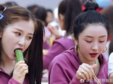 不愧是可爱的欣欣子，边啃黄瓜边撒娇，萌翻全场