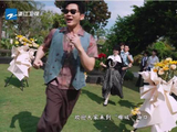 李昀锐跑男背带裤造型曝光，蓝格衬衫配棕色背带裤