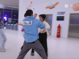 严浩翔好绅士啊，孟子义是女孩严浩翔也不好下手，一边道歉一边撕