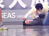 严浩翔在撕名牌环节中的表现引发了哪些讨论？