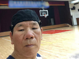 62岁赵传成都街边打球引全场合唱《小小鸟》，膝盖受伤一年后复出太燃
