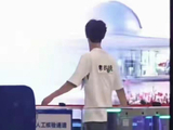 李昀锐衣服被撕破后现场反应如何，为何被赞敬业？