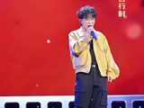 周深北影节闭幕式彩排好投入