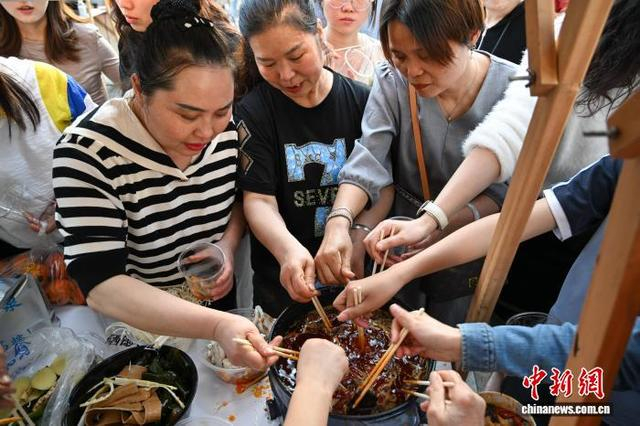 图为市民在火锅美食消费节现场品尝火锅。中新网记者 何蓬磊 摄
