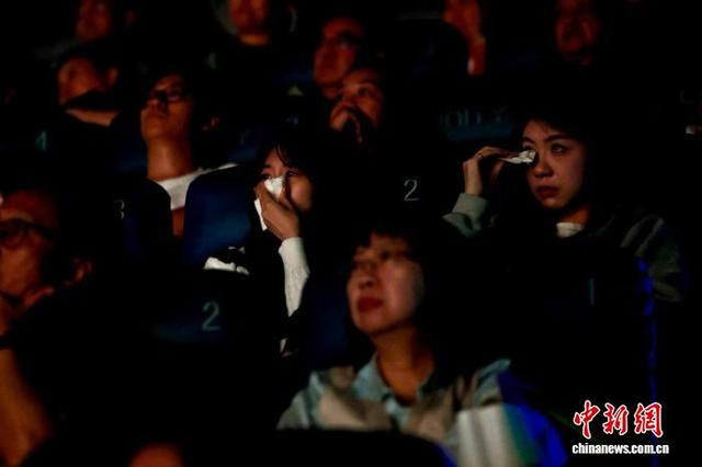 在电影《给阿嬷的情书》放映现场，观众们沉浸在影片的情感中，有些观众用纸巾擦拭眼泪。钟锐钧 摄