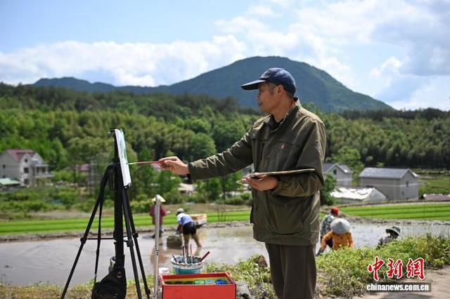 图为来自浙江的游客用画笔记录当地村民劳作场景。中新社记者 韩苏原 摄 