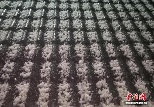 4月24日晚，昆明市禄劝县遭冰雹突袭。黄兴鸿 摄