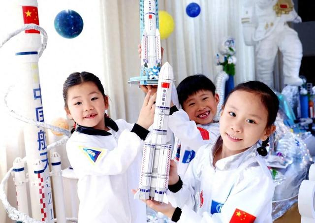 4月20日，浙江杭州市丁信幼儿园开展以“逐梦航天 童心向未来”为主题的航天节活动。周方玲摄
